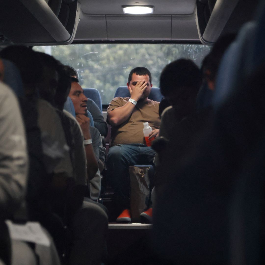 Migrantes mexicanos deportados a Guatemala rumbo a Chiapas.